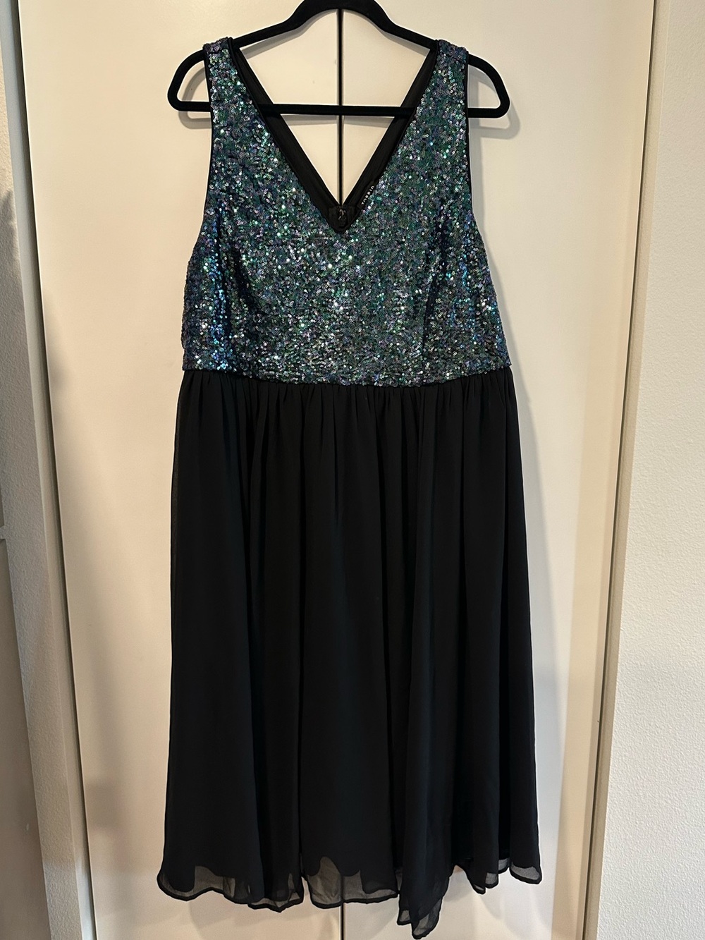 Torrid Size 22 Plus Size V-Neck Black Dress with Iridescent Sequin Bodice - Picture 5 of 11